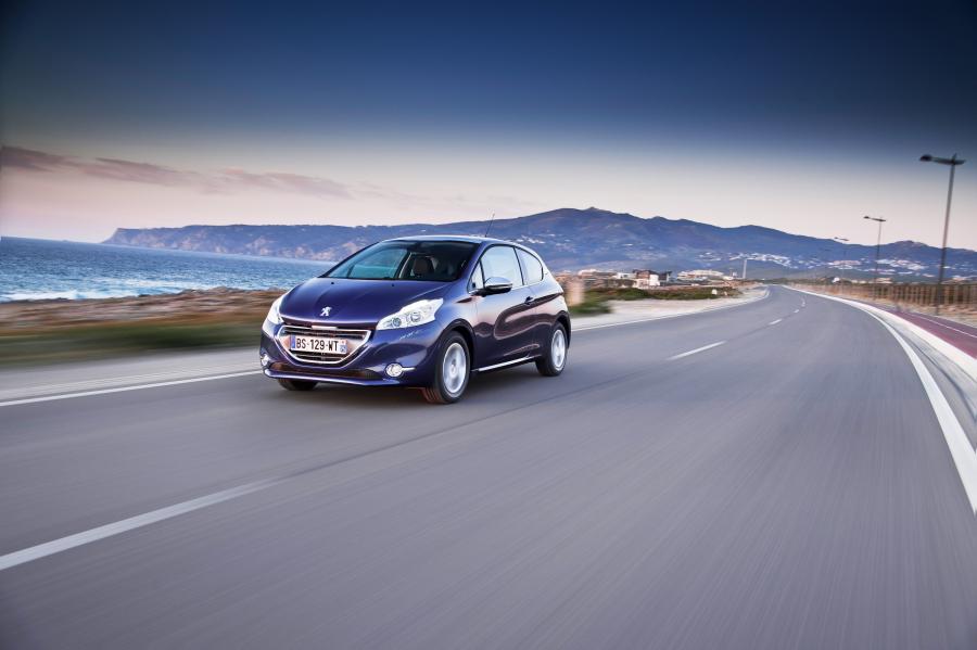  Peugeot 208 3-Door 2013 года  (фото 8 из 31)